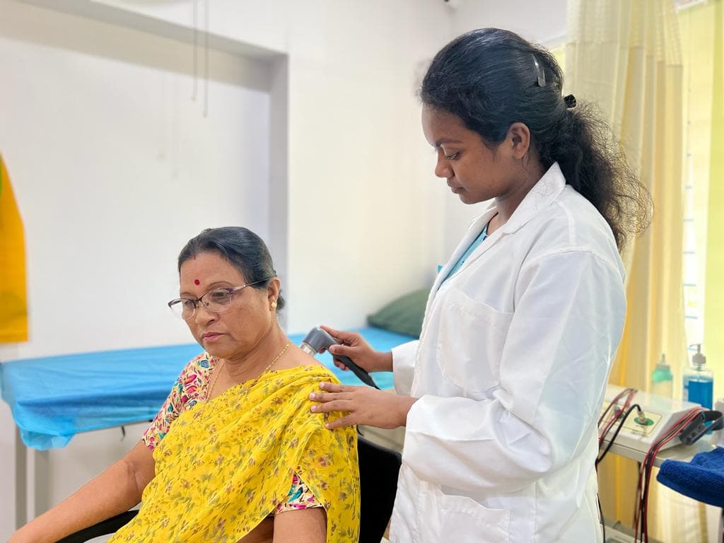Advanced physiotherapy treatment at Curis 360 Banashankari 3rd Stage — manual therapy and laser therapy